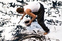 白紙には、墨まみれになった長渕の足跡もそのまま残された。