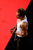 最後に特製の印鑑を押そうとする長渕剛。