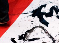 白紙に印鑑が押され、ついに詩画が完成。