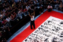 自分との戦いを終え、両手を上げる長渕剛。