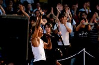 詩画パフォーマンスを終え、高らかに腕を上げる長渕剛。