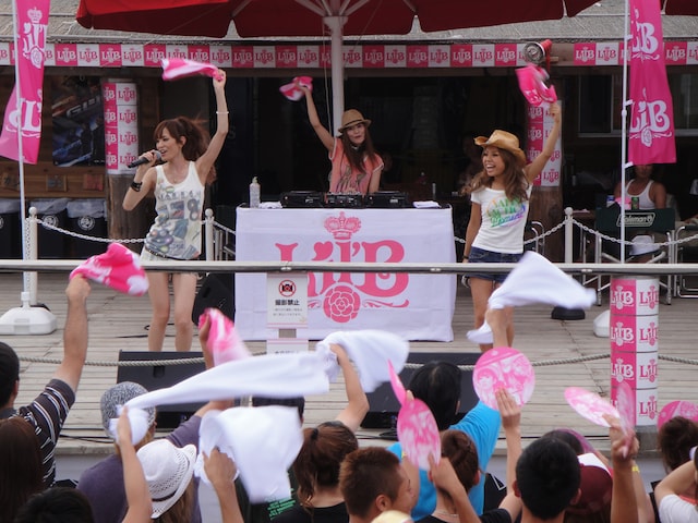 会場は多数のファンで大盛り上がり。