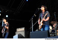 写真は「FUJI ROCK FESTIVAL 2009」出演時のサニーデイ・サービス。メンバー3人だけの編成で新曲を含むセットリストを披露した。