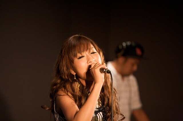 華麗な歌声で集まった150人を魅了したテルマ。秋からは2度目の全国ツアーもスタートする。