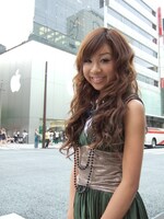 Apple Store, Ginza前で笑顔を浮かべるテルマ。