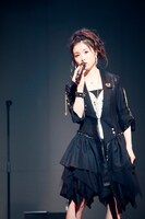 衣装のテーマにもなった新曲「無敵な愛」は、8月19日にシングルとしてリリース。福田沙紀主演のテレビ朝日系ドラマ「メイド刑事」の主題歌としてもオンエア中。