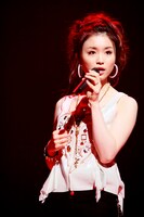 この世でひとつの衣装に身を包み熱唱するJYONGRI。