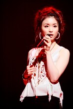 この世でひとつの衣装に身を包み熱唱するJYONGRI。