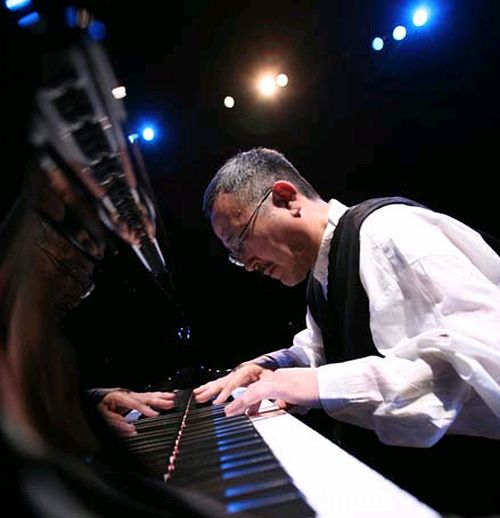 ピアノを弾く山下洋輔。