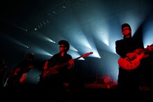 ステージ上は武道館GIGよりも硬さが取れたように見受けられ、KISSESとのコミュニケーションもより密になった様子。