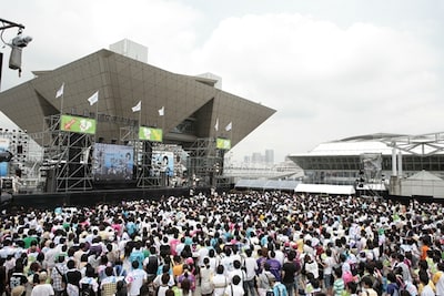 昨年は西棟野外駐車場で行われたが、今年は会場を屋上駐車場に移動。お台場や羽田空港を離着陸する飛行機が見渡せる、絶好のロケーションで開催された。