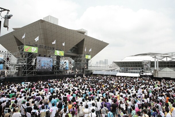 昨年は西棟野外駐車場で行われたが、今年は会場を屋上駐車場に移動。お台場や羽田空港を離着陸する飛行機が見渡せる、絶好のロケーションで開催された。