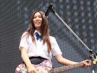 「応援ガール」を務めた夏未エレナ。