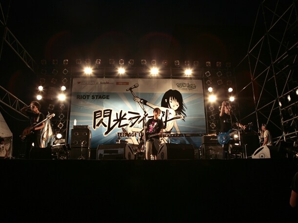 グランプリに輝いたSHIT HAPPENINGは全員19歳の4人組。