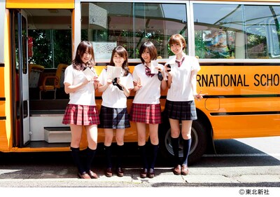 意気揚々とスクールバスに乗り込む小林香菜、大島優子、前田敦子、篠田麻里子（写真左から）。