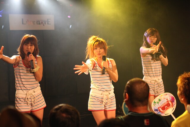 先日Apple Store, Shibuyaでの初ライブを大成功させたばかりのCOSMETICS。今後の活動については今のところ未定だが、どのような展開を見せてくれるのか気になるところだ。