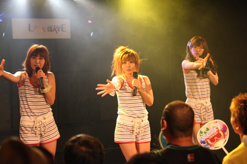 先日Apple Store, Shibuyaでの初ライブを大成功させたばかりのCOSMETICS。今後の活動については今のところ未定だが、どのような展開を見せてくれるのか気になるところだ。