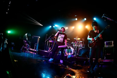 FRONTIER BACKYARDはハイテンションなライブでドーパメイニアたちの心を鷲掴みに。