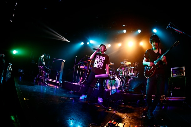 FRONTIER BACKYARDはハイテンションなライブでドーパメイニアたちの心を鷲掴みに。