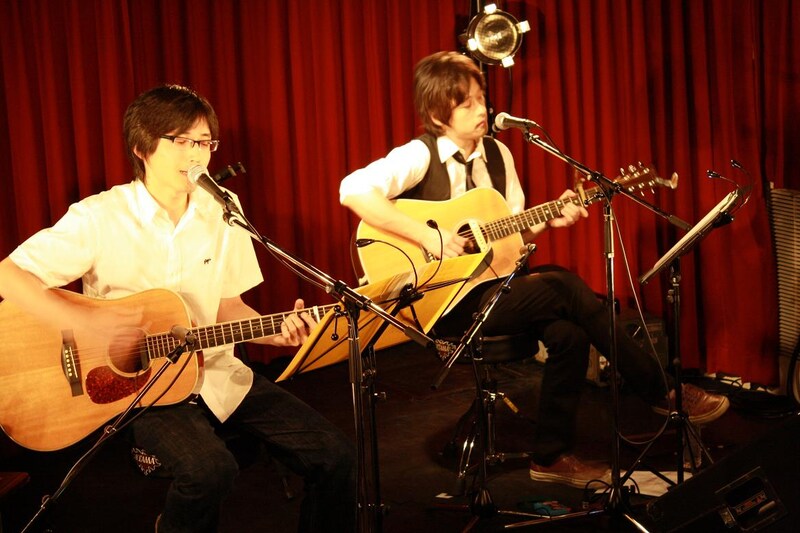 「それぞれに真実がある」については「僕の初めてのシングルなんですけど、ずっと『この曲を超える曲を書きなさい』っていろんな人に言われてるんです」とコメント。全体的にMCも多めのアットホームなライブとなった。