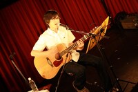 京都でライブをするのはこれが3回目だというミドリカワ。「京都駅を利用したのは今回が初めてだったんですよ。すごい駅ですね」と、要塞のような京都駅の外観への感想を口にした。