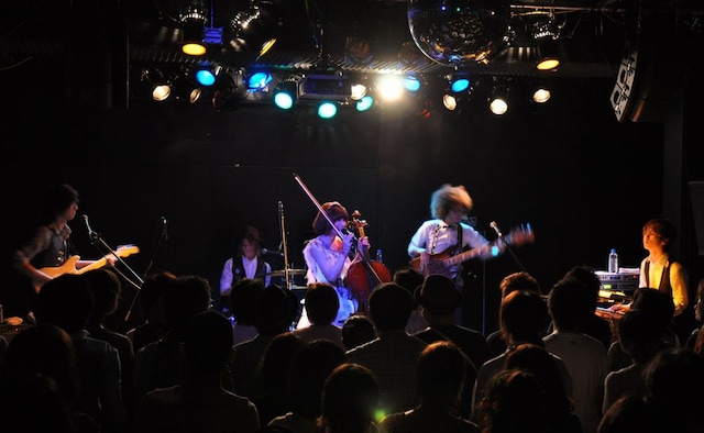 初のワンマンツアーについてはライブ中のMCで発表された。