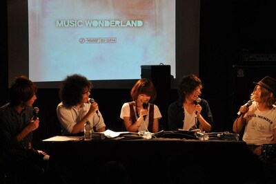 「MUSIC WONDERLAND」の公開収録の様子。ステージ上のメンバーとは異なる一面が露呈された。