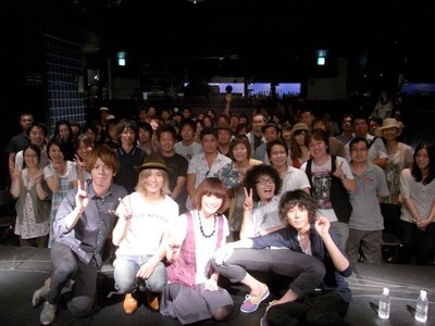 ファン88人との記念撮影に応じるのあのわメンバー。