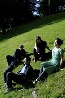 手前がテニスコーツで奥がPASTELS。収録曲「Sodane」にはマヘル・シャラル・ハシュ・バズの工藤礼子も参加している。