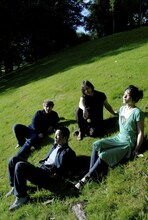 手前がテニスコーツで奥がPASTELS。収録曲「Sodane」にはマヘル・シャラル・ハシュ・バズの工藤礼子も参加している。