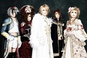 Versaillesは今年6月、シングル「ASCENDEAD MASTER」でメジャーデビューを果たしたばかりだった（写真左から2番目がJasmine You）。