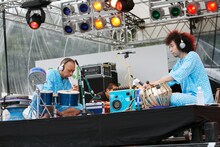 ASA-CHANG&巡礼のテクニカルなタブラ演奏とオリジナリティあふれるサウンドに会場の空気は一変。観客は固唾を飲んでその迫真のパフォーマンスを見つめた。