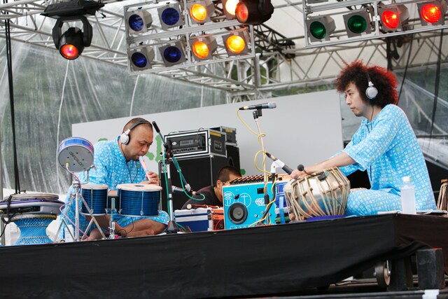 ASA-CHANG&巡礼のテクニカルなタブラ演奏とオリジナリティあふれるサウンドに会場の空気は一変。観客は固唾を飲んでその迫真のパフォーマンスを見つめた。