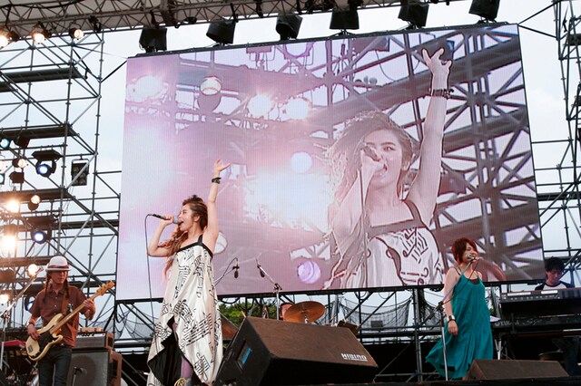 Charaは「やさしい気持ち」「Junior Sweet」といった代表曲からリリースされたばかりの新曲「Breaking Hearts」までメインステージで5曲を披露。