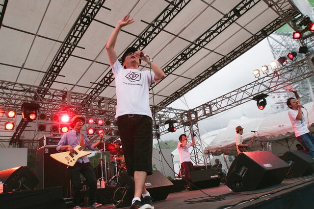 THE DUB FLOWERはいとうせいこう、かせきさいだぁ≡などのメンバーからなるユニット。自身の新曲「からっぽフレーバー」のほか、井上陽水のカバー「傘がない」がドープなダブサウンドで約13分にわたって演奏された。