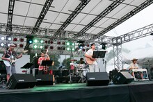 キリンジの堀込高樹を中心に田村玄一、矢野博康らが参加したザ・グラノーラ・ボーイズ。マイケル・ジャクソンの「I can't help it」や黒澤映画「どですかでん」の主題歌などをハワイアンなアレンジでカバーした。