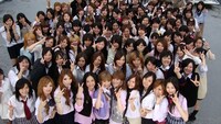 女子高生たちと記念撮影をするHi-PrixとYui（d-RSP）。ちなみに8月11日21時34分現在のマイミク数は165人。