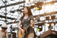 夏空の似合うロックンロールを聴かせてくれたLOVE PSYCHEDELICO。楽曲の途中にYMOのカバー「NICE AGE」を挿入するなど、この日ならではのアレンジで観客を盛り上げた。