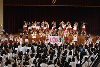 サプライズスクールライブの様子。