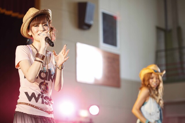 Lil'BのボーカルMIE（写真左）が「この夏一番の思い出になると思うので、一緒に楽しんで」と呼びかけ、ダンス部76名のバックダンサーとともに特別なライブを盛り上げた。