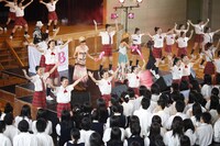 サプライズスクールライブの様子。