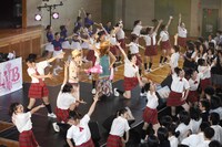 サプライズスクールライブの様子。