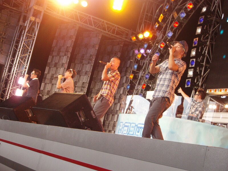 夏休み真っ只中のライブとあって、会場には家族連れの姿も。RYO-Zは「ご家族連れの方も調子どうですかー？」と、ちびっこともコール＆レスポンスして会場を盛り上げた。