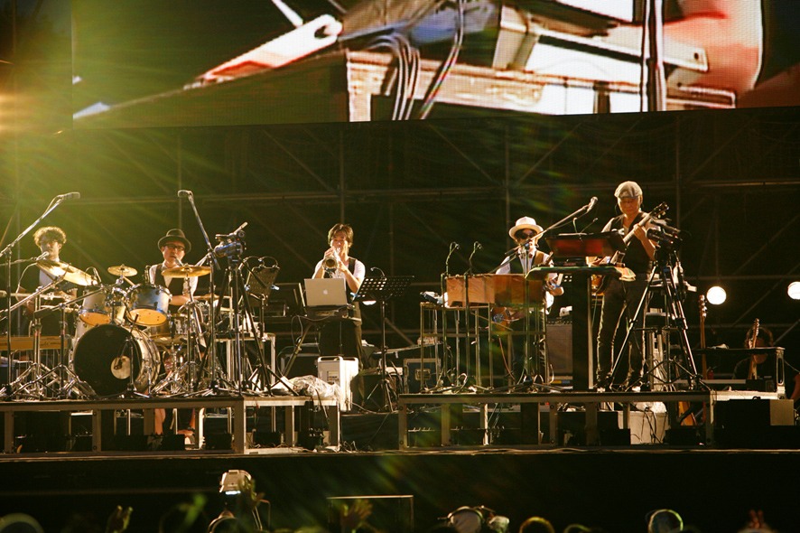 YMOは「Thousand Knives」「Riot in Lagos」「Rydeen 79／07」などを披露。アンコールでは「Fire Cracker」が演奏された。