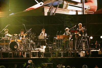 YMOは「Thousand Knives」「Riot in Lagos」「Rydeen 79／07」などを披露。アンコールでは「Fire Cracker」が演奏された。