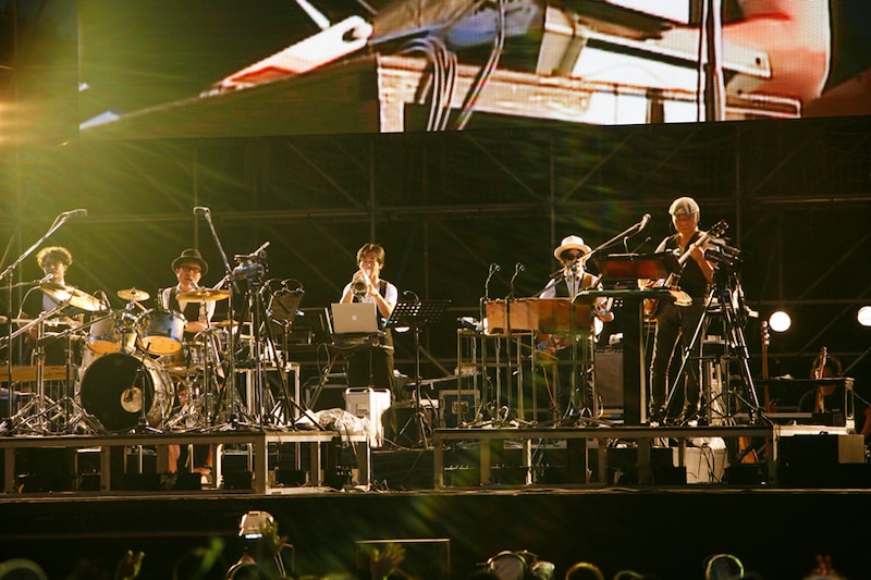 YMOは「Thousand Knives」「Riot in Lagos」「Rydeen 79/07」などを披露。アンコールでは「Fire Cracker」が演奏された。