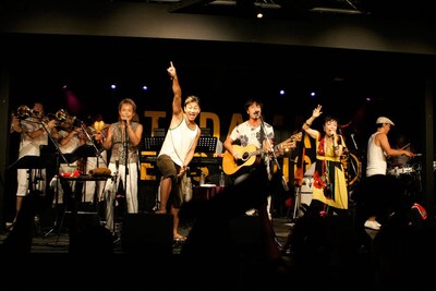 オルケスタ・デ・ラ・ルスとキマグレンによる“オルケスタ・デ・ラ・グレン”の写真。貴重なコラボにオーディエンスはヒートアップした。