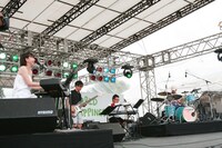 月桂冠のCMソングとして話題の「こんにちは またあした」で幕を開けたコトリンゴのステージ。サポートに坂田学と村田シゲ（□□□）を迎え、澄んだ歌声でゆったりとした空気を作りだした。