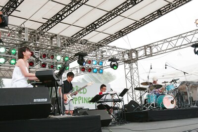 月桂冠のCMソングとして話題の「こんにちは またあした」で幕を開けたコトリンゴのステージ。サポートに坂田学と村田シゲ（□□□）を迎え、澄んだ歌声でゆったりとした空気を作りだした。