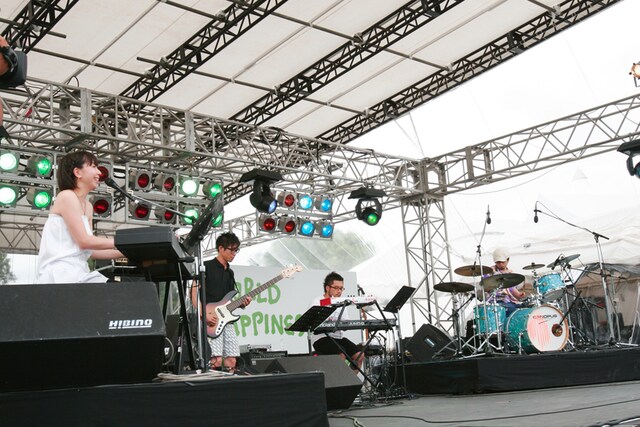 月桂冠のCMソングとして話題の「こんにちは またあした」で幕を開けたコトリンゴのステージ。サポートに坂田学と村田シゲ（□□□）を迎え、澄んだ歌声でゆったりとした空気を作りだした。